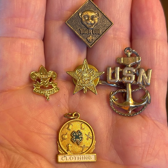 Gold tone Vintage Pins Collection - Picture 2 of 4